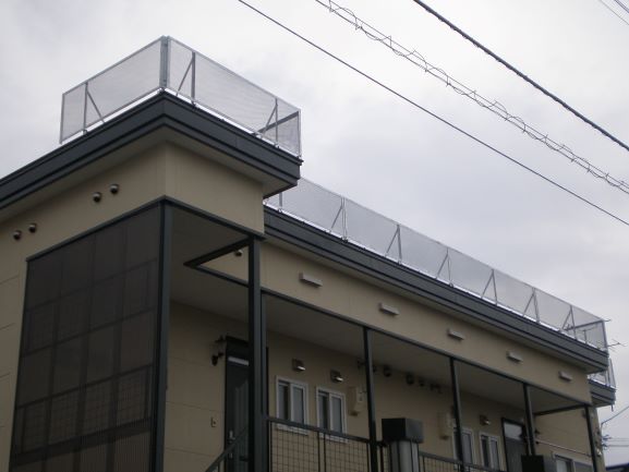 雪庇防止フェンスの取付 旭川 札幌のリフォームなら 東成建設